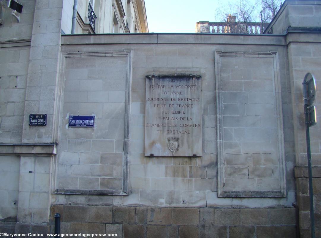 Place Roger Salengro sur le mur de l’actuelle préfecture (photo du 18 février 2013).