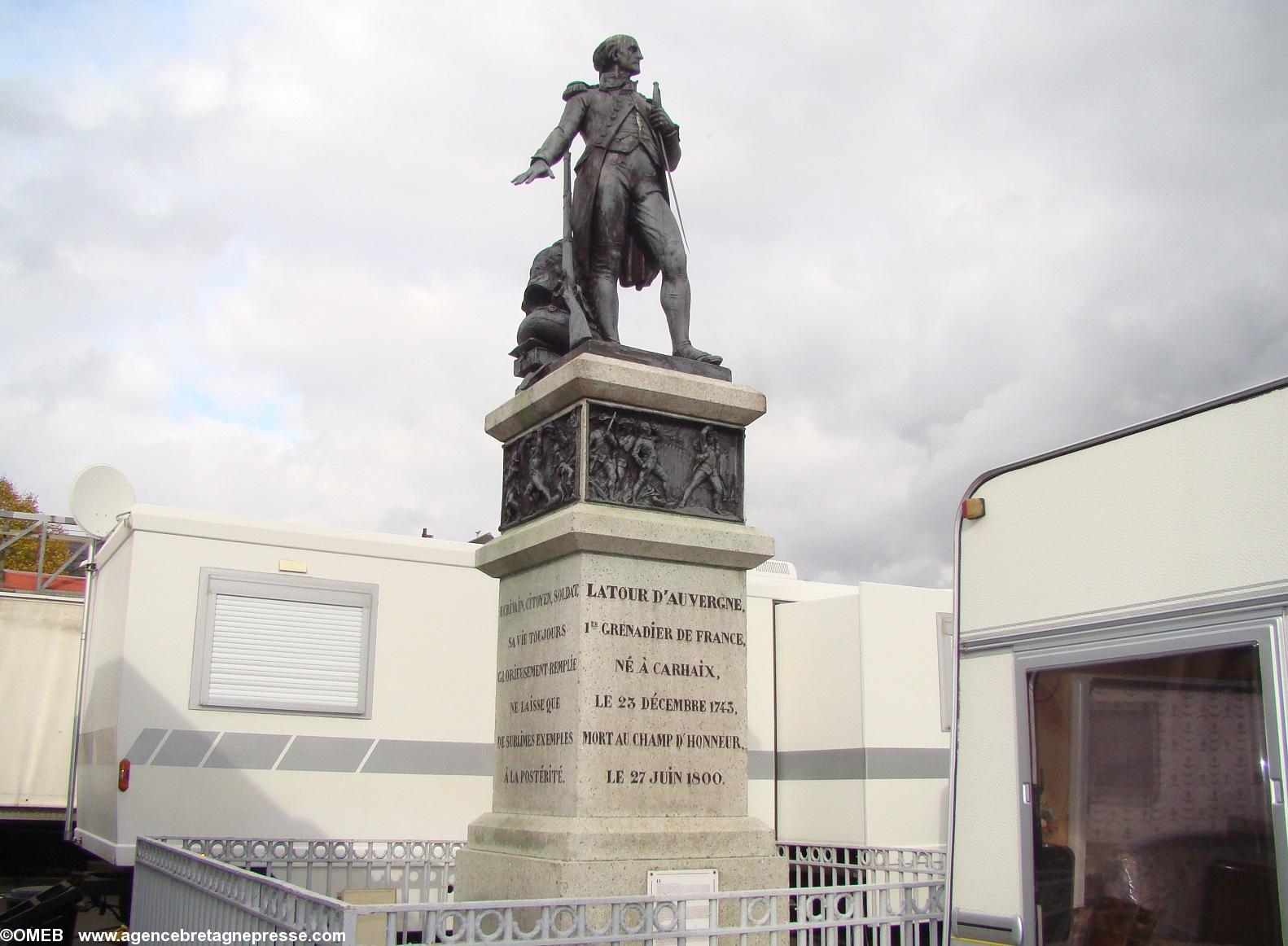 La statue de Théophile Malo Corret de La Tour d'Auvergne à Carhaix un jour de fête foraine en octobre 2011.