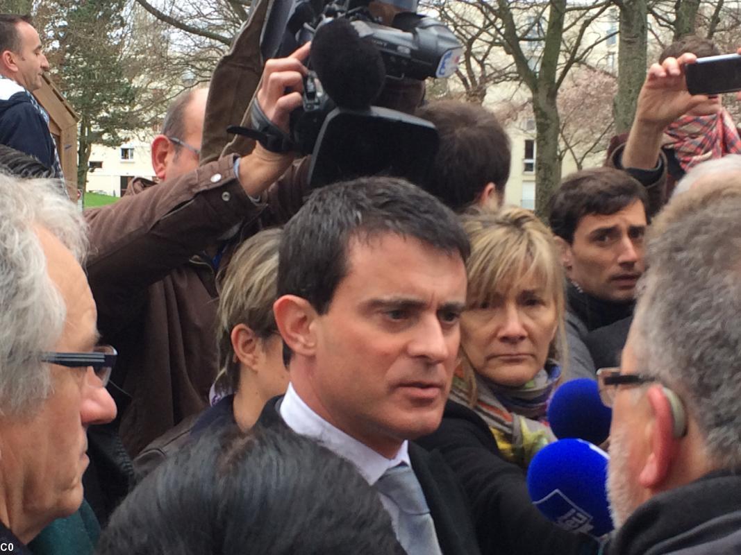 Manuel Valls, lors de sa visite du quartier le Blosne à Rennes, répondant à André Métayer, président des Amitiés kurdes de Bretagne
(photo avec l'aimable autorisation de Ouest France)