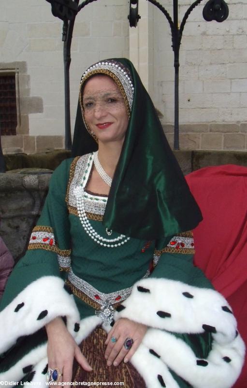 Anna pose dans la robe réalisée par Évelyne de Graeve (†) sur la margelle du puits dans la cour du château des ducs de Bretagne à Nantes lors du <b>Premier Jour</b> du timbre des 500 ans de la disparition d'Anne de Bretagne.