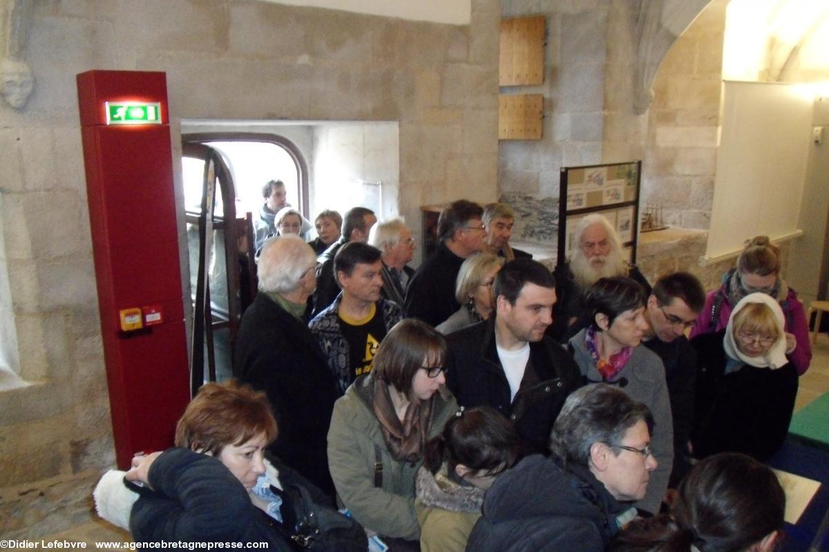 À Nantes, lors du <b>Premier Jour</b> du timbre des 500 ans de la disparition d'Anne de Bretagne la foule se presse à 12 h 41 dans la salle aux Trois Cheminées.