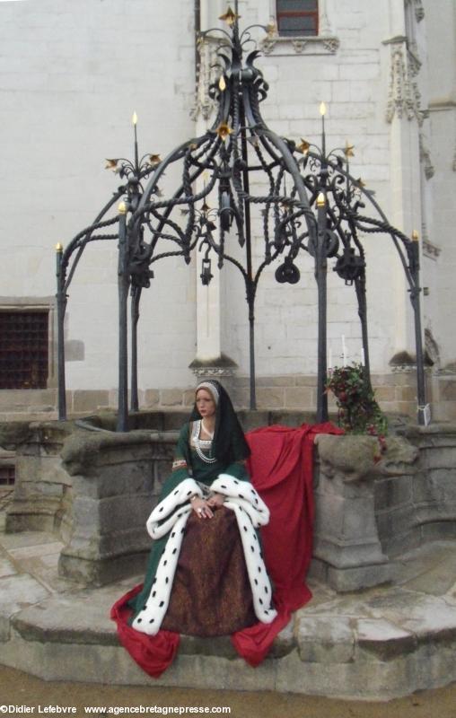 Anna pose dans la robe réalisée par Évelyne de Graeve (†) sur la margelle du puits dans la cour du château des ducs de Bretagne à Nantes lors du <b>Premier Jour</b> du timbre des 500 ans de la disparition d'Anne de Bretagne.