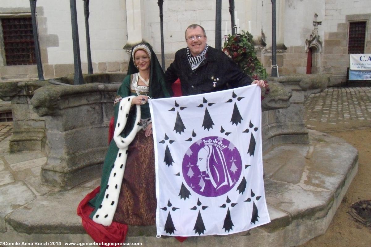 Didier Lefebvre avec Anna à Nantes lors du <b>Premier Jour</b> du timbre des 500 ans de la disparition d'Anne de Bretagne.