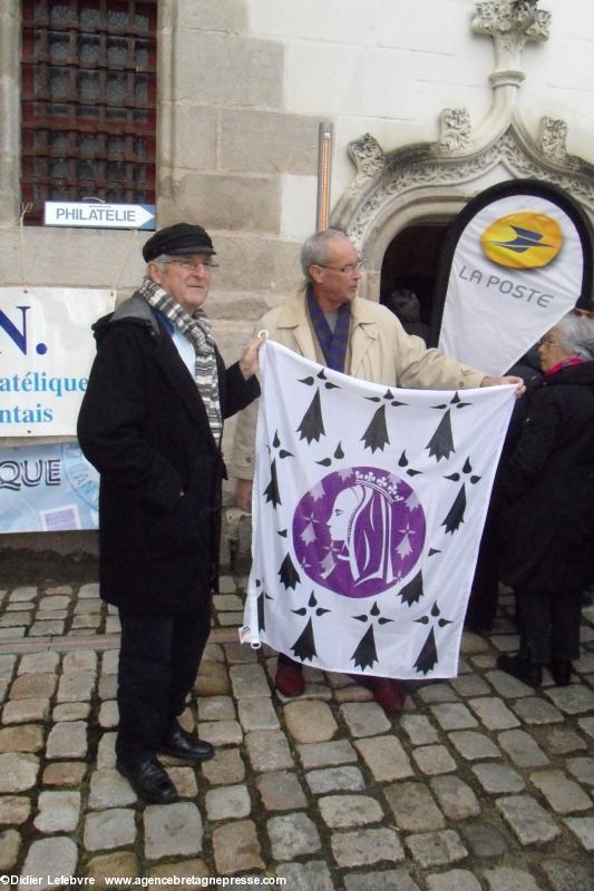 Jakez Lhéritier (Saint-Nazaire) et Jacky Flippot (Blain) ont apporté la bannière réalisée pour le Comité Anna Breizh 2014.