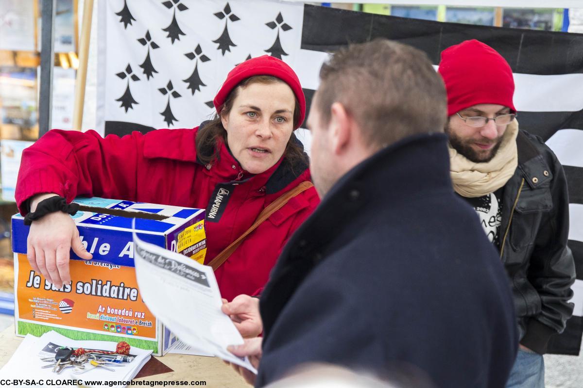 Les bonnets rouges distribuent la chartre