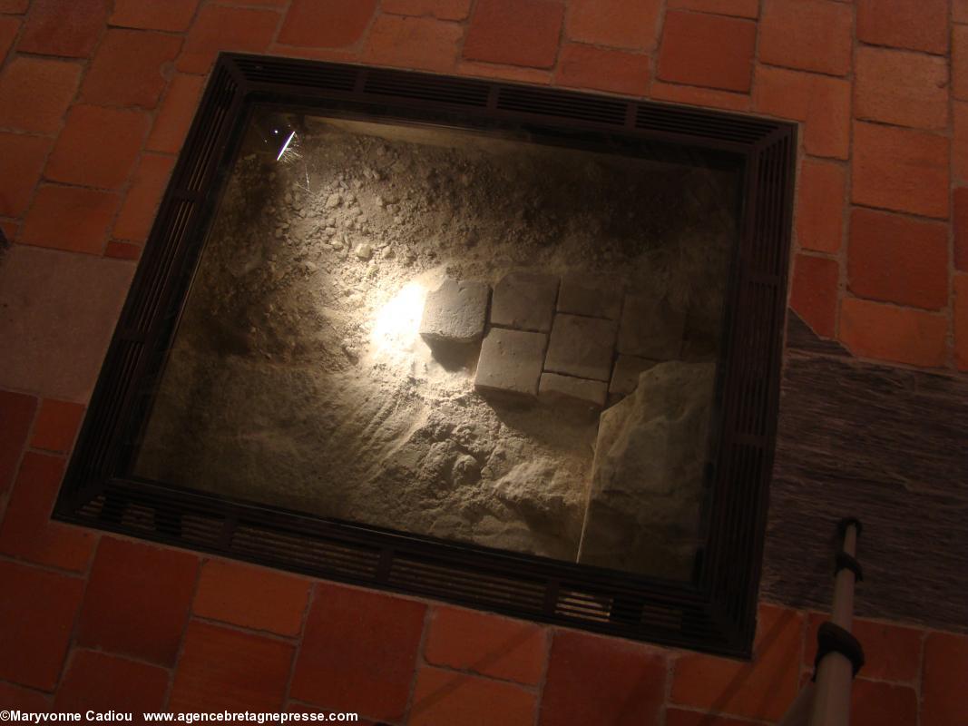 Vestige. Ancien sol préservé sous vitre. Chapelle de l'Immaculée. Nantes.