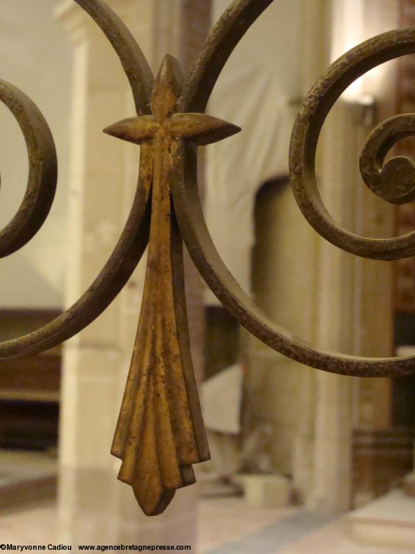 Ferronnerie du XIXe aux hermines dans un coeur. Chapelle Saint-Sébastien de la Chapelle de l'Immaculée. Nantes.