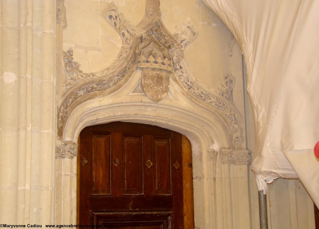 La porte à gâble mouluré sculpté du XVe vers la sacristie. Chapelle de l'Immaculée. Nantes.