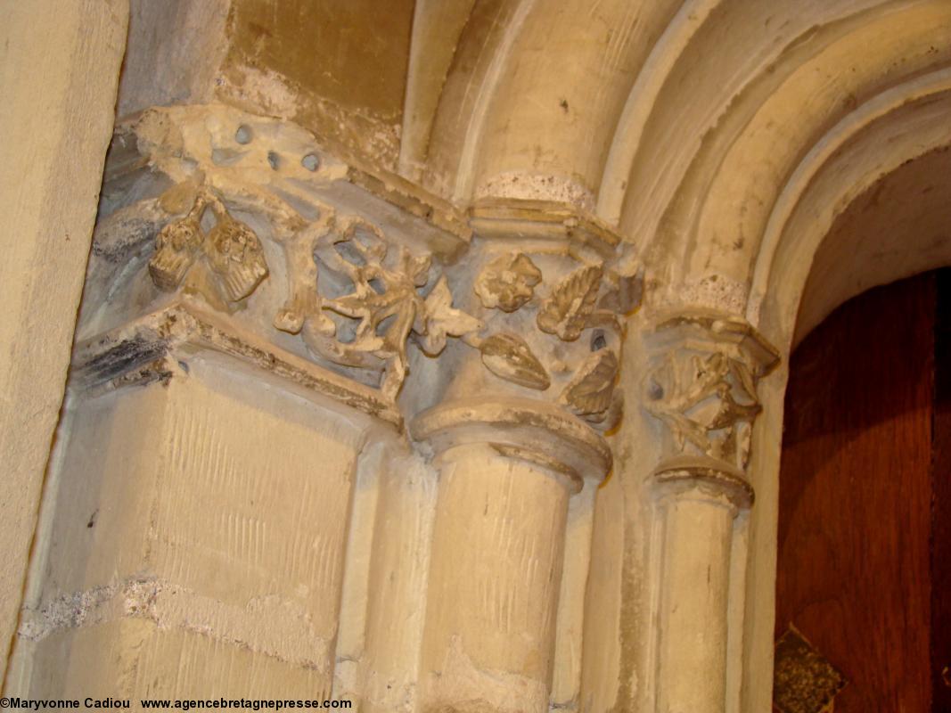 La porte à gâble mouluré sculpté du XVe vers la sacristie. Oiseaux à gauche et feuilles de vigne et autres. Chapelle de l'Immaculée. Nantes.