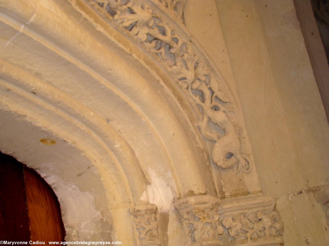 La porte à gâble mouluré sculpté du XVe vers la sacristie. Bête fantastique à droite, sorte de lézard à deux pattes. Chapelle de l'Immaculée. Nantes.