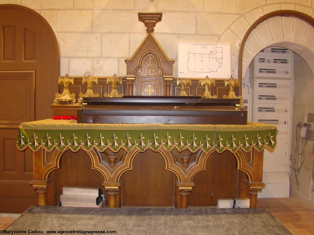 Sur l'autel de la sacristie un tapis-nappe aux hermines en tapisserie de laine au point de croix. Chapelle de l'Immaculée. Nantes.