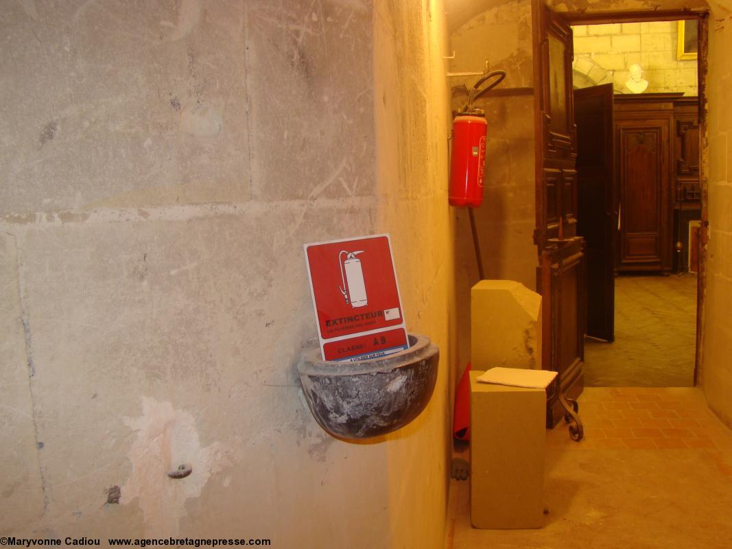 Quand le profane se mêle au religieux... Près de la sacristie. Un bénitier car c'est aussi une chapelle. Chapelle de l'Immaculée. Nantes.