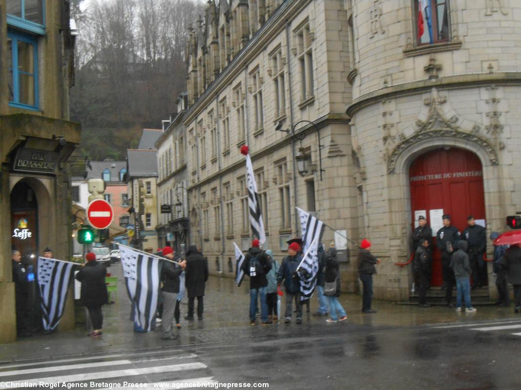 Un groupe de Bonnets rouges à Quimper le 30-01-14