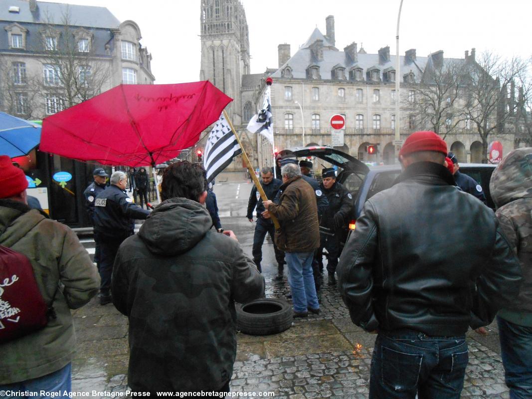 Des Bonnets tentant de disposer des pneus pour les enflammer - Quimper, 31-01-14