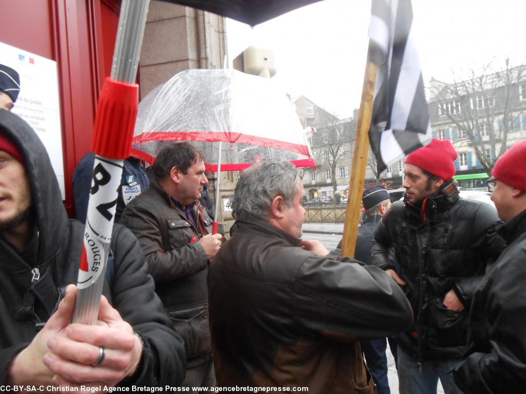 Christian Troadec, conseiller général, et Mathieu Guillemot, responsable NPA de Carhaix, devant la préfecture du Finistère, à Quimper, le 31-01-14