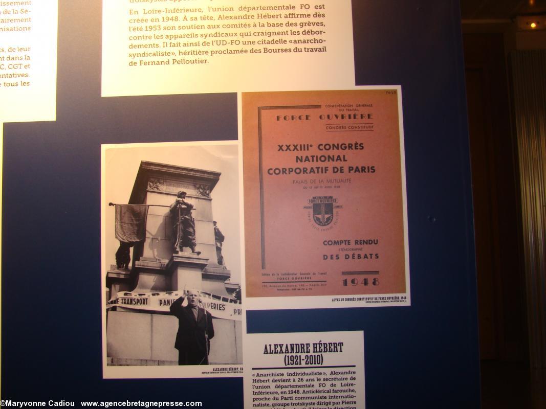 Alexandre Hébert devant le monument aux morts de 1870 à Nantes après-guerre. Sans la statue en bronze du haut que nous connaissons maintenant. Fondue pendant la guerre ? Ou réalisée plus tard ? Le Centre d'histoire du travail nous le dira.