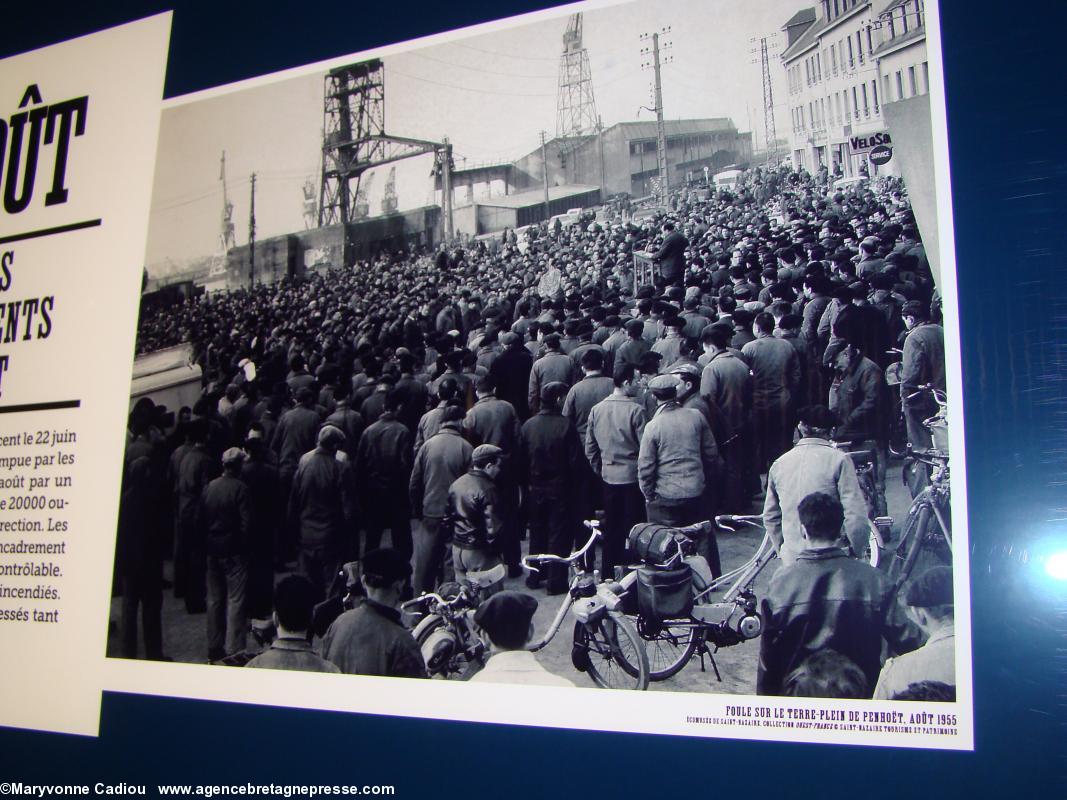 Foule sur le terre-plein de Penhoët Saint-Nazaire en août 1955. Histoire du syndicalisme ouvrier en Basse-Loire. Exposition à l'Hôtel du Département.