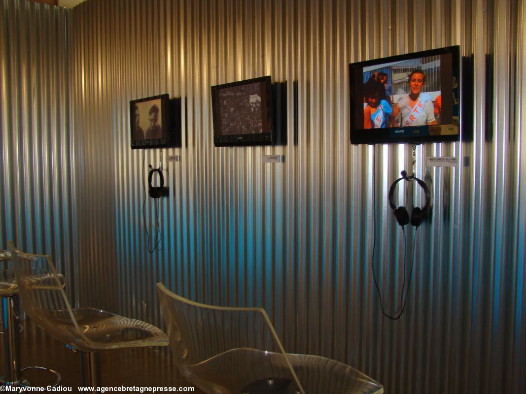 Le salon de visualisation des films de la cinémathèque de Bretagne. Histoire du syndicalisme ouvrier en Basse-Loire. Exposition à l'Hôtel du Département.