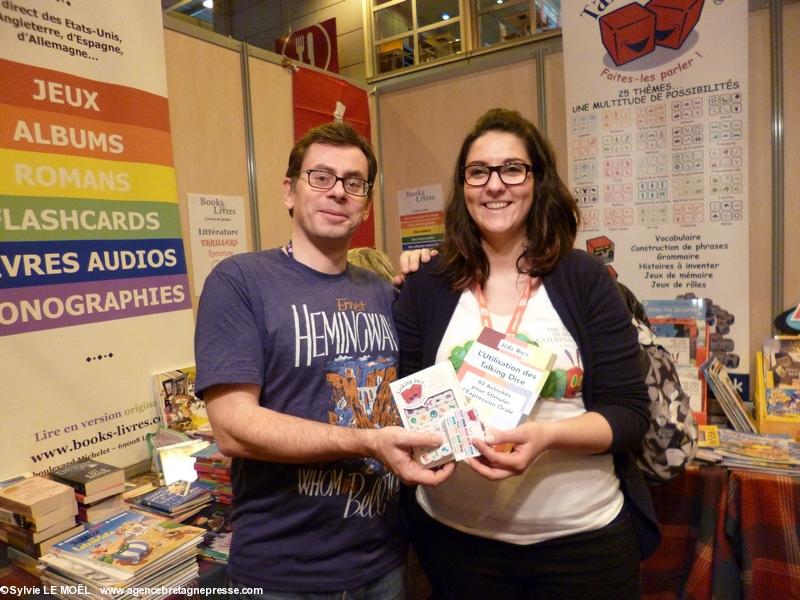 Eric JOLY et sa collaboratrice sur son stand à EXPOLANGUES, avec les fameux Talking Dice