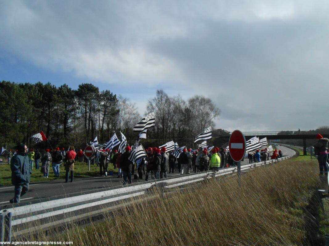 Les Bonnets rouges devant le portique écotaxe de Brec'h le 15-02-14