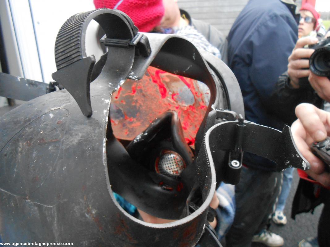 Manifestatuon de sbonnets rouges à Brec'h (56), le 15-02-14.
Casque d'un manifestant grièvement blessé : l'impact de la grenade est visible (cercle)