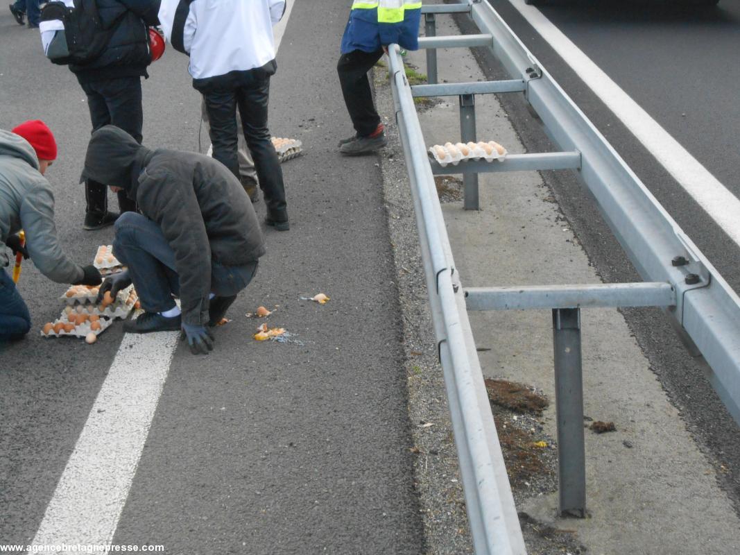 Des oeufs cassés au lie d'être envoyés en l'air à la manifestation des Bonnets rouges du 15-2-14, à Brec'h