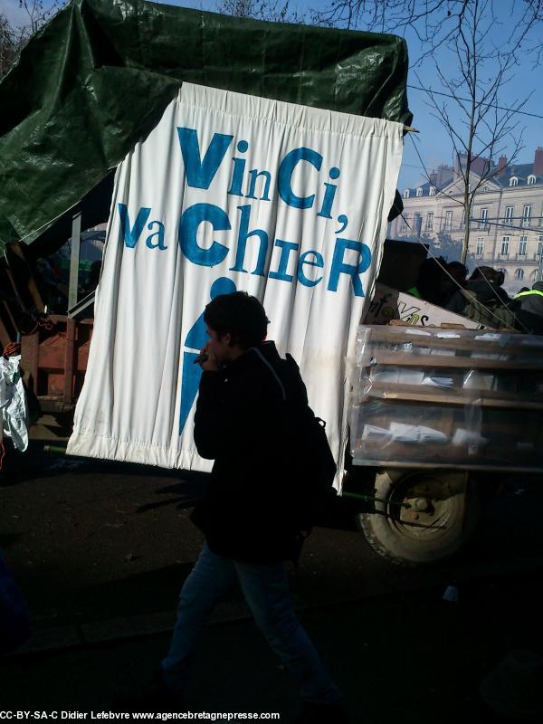 Visiblement, Vinci n'est pas en... odeur de sainteté. Manifestation anti-aéroport à Nantes le 22 février 2014.