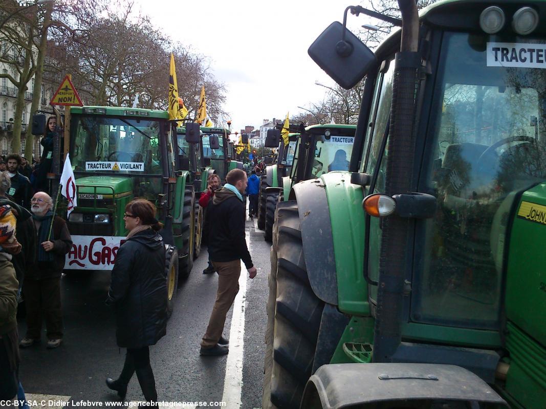 Dans une manifestation d'écolos, même les tracteurs sont verts. Manifestation anti-aéroport à Nantes le 22 février 2014.