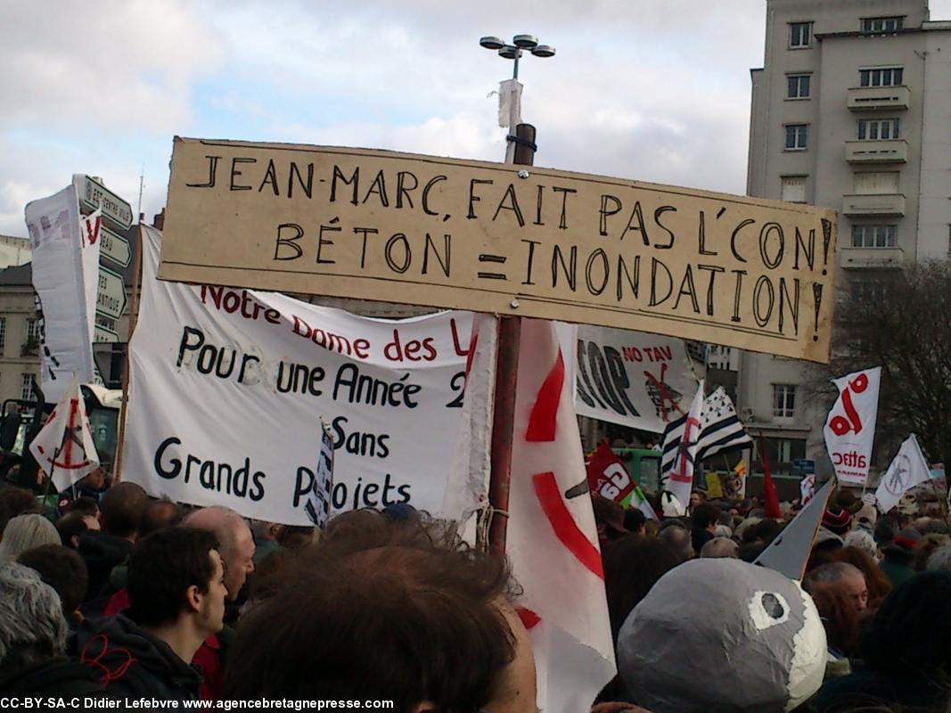 Béton = Inondations. C'est d'actualité !!! Après deux mois d'inondations continues en Bretagne. Manifestation anti-aéroport à Nantes le 22 février 2014.