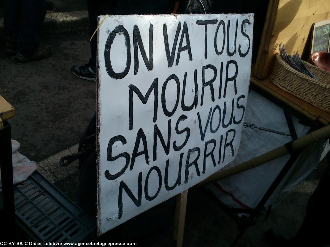 Cet agriculteur souhaite vivre... et nous faire vivre. Manifestation anti-aéroport à Nantes le 22 février 2014.