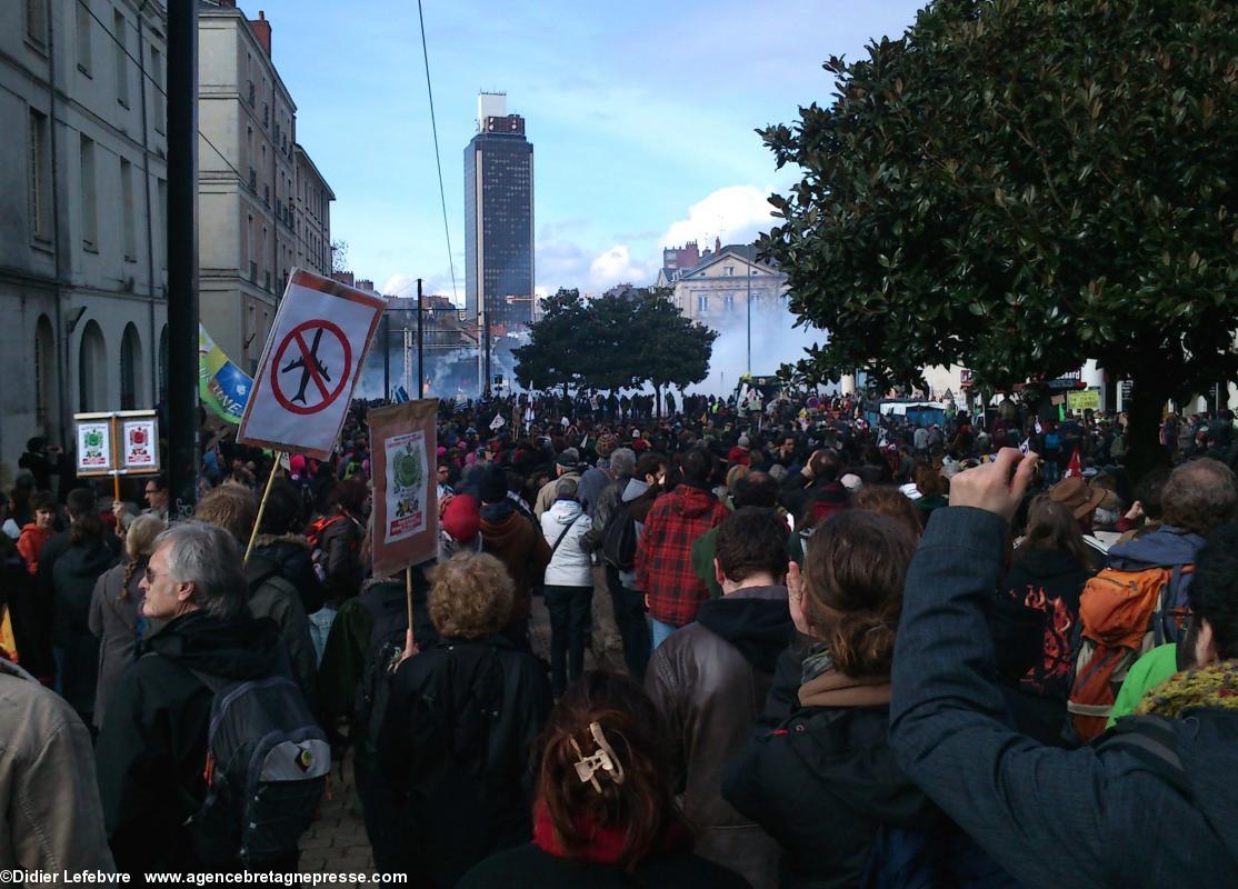 15 h 06. Au fond, les premiers canons à eau, cours O. de Clisson. Et les lacrymo. Manifestation anti-aéroport à Nantes le 22 février 2014.