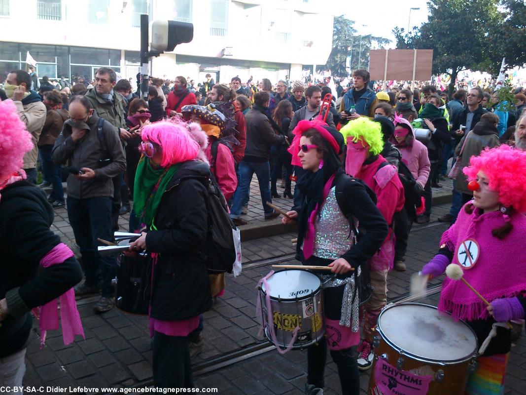 Cours O. de Clisson. A deux pas des 50 Otages. Il faut se protéger des lacrymogènes, mais continuer la musique... Manifestation anti-aéroport à Nantes le 22 février 2014.