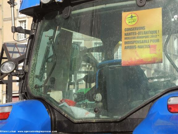 15h26. Un <i>Tracteur vigilant</i>. Sur le panonceau, arguments décisifs pour le <i>statu quo</i> (maintien de l'actuel aéroport de Nantes-Atlantique) : 