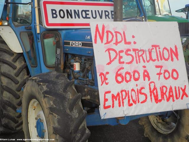 17h22. Le projet de NDDL va clairement à l'encontre de l'agriculture dite péri-urbaine, celle qui, de plus en plus, alimentera les métropoles. Cette agriculture de proximité est pourvoyeuse d'emplois, sensible à la demande de qualité alimentaire citadine, et promise à un bel avenir. Certains panneaux le rappellent inlassablement, sur le bord des 