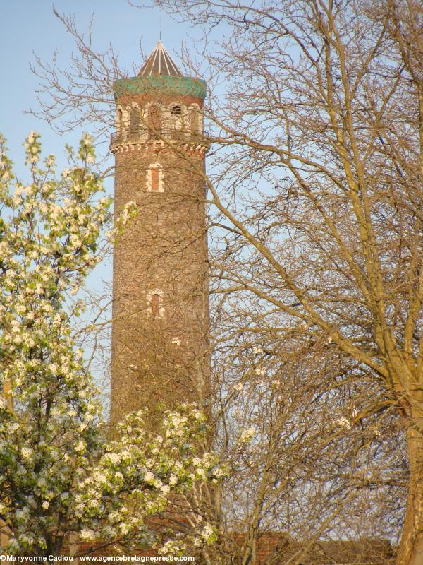 La tour à plomb de Couëron en avril 2010.