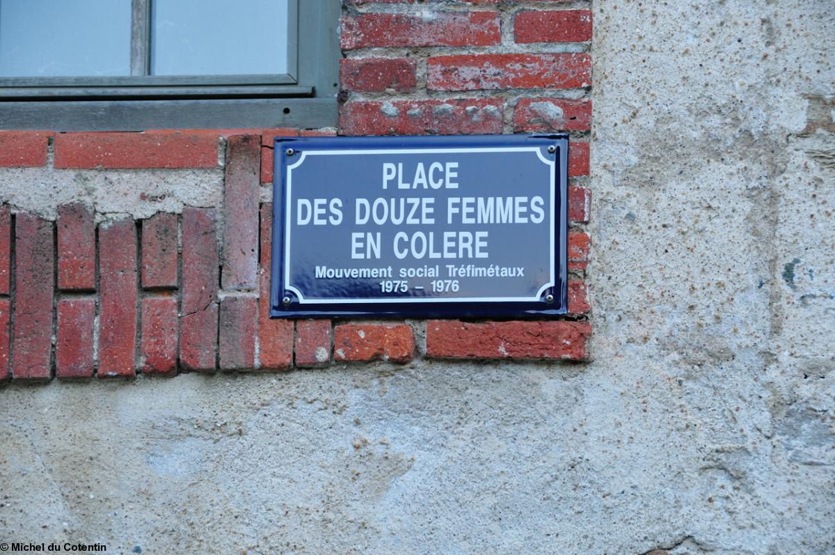 Couëron 2012. <i>Place des douze femmes en colère. Mouvement social Tréfimétaux 1975-1976</i>. Photo de Michel du Cotentin sur son blog http://mblonde53.wordpress.com/2012/01/05/photos-du-jour-la-tour-a-plomb/