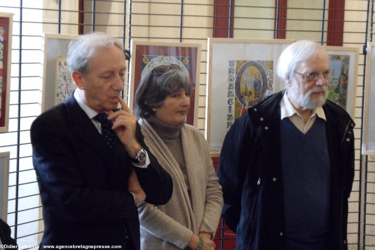 concours d'enluminures Tro Breizh d'Anne de Bretagne : Gabriel Sauvet, adjoint au maire de Vannes, Odile Duramy, enlumineure membre du jury, et patrig Malrieu, Président de l'ICB