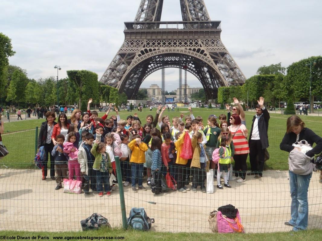 Les enfants de Diwan Paris et de l'école galloise de Londres à la tour Eiffel