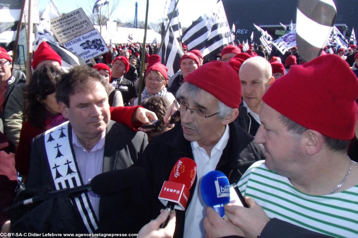 États Généraux des Bonnets Rouges de Morlaix : jean-Pierre le Mat, entre Christian Troadec et Thierry Merret