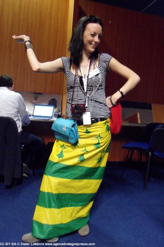 États Généraux des Bonnets Rouges de Morlaix : Amélie Barrely, eus Naoned, evel just, en pleine décontraction. Allez les Canaris !!!