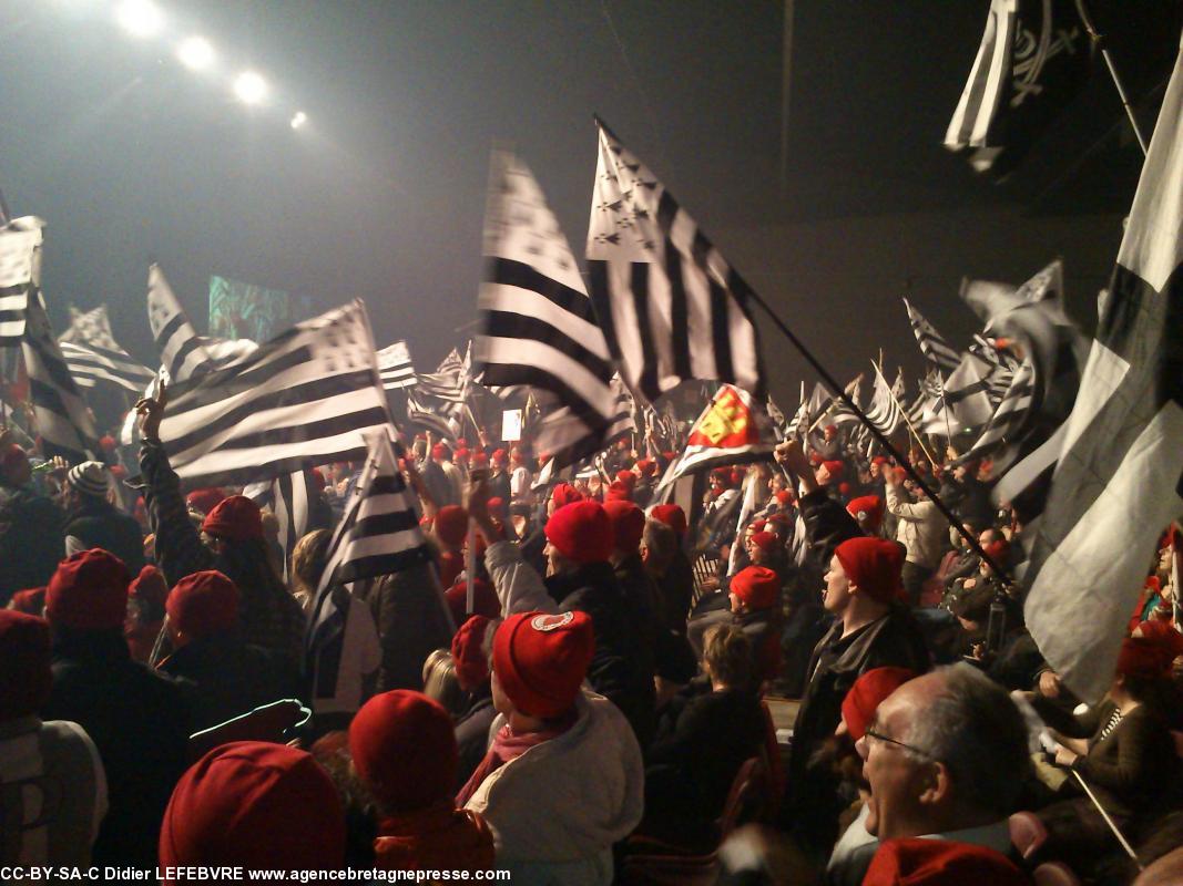 États généraux des Bonnets Rouges à Morlaix :  salle comblée lors de l'annonce de la revendication concernant la Réunification