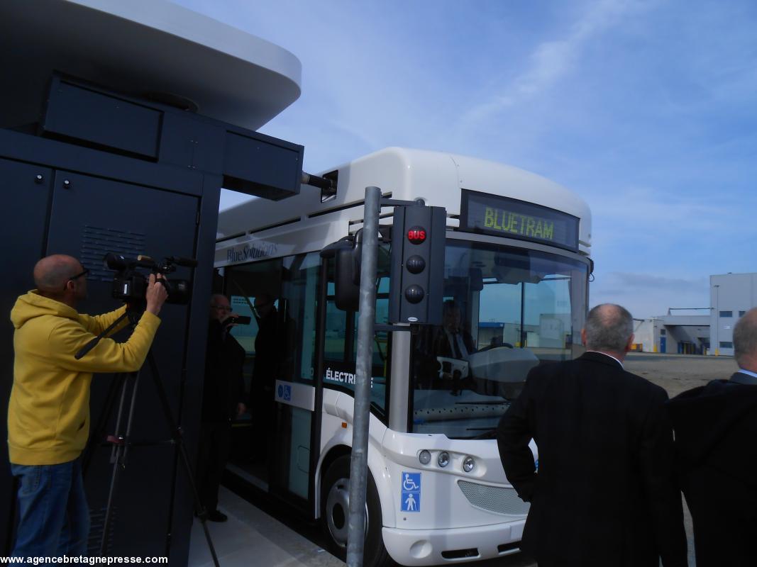 Un prototype de Blue tram Bolloré avec son bras de recharge électrique, à Ergué-Gabéric, le 15-03-14