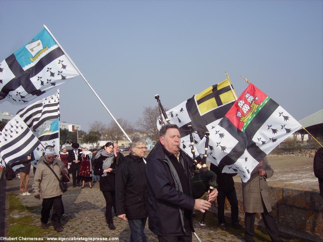 Lors de la cérémonie bretonne de 2013 les participants se rendent sur le Vieux Môle pour rendre hommage aux braves de l'Opération Chariot