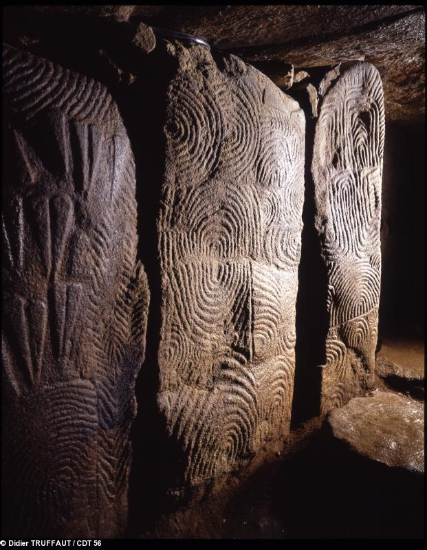 Les dalles gravées du Cairn de Gavrinis n'ont pas dévoilé tous leurs secrets.