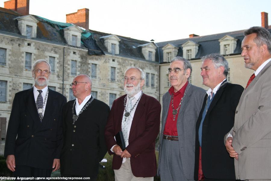 Jean-Christophe Cassard (veste prune) lors de la Cérémonie de l'Hermine en 2009 à Ancenis. Entouré de Patrick Malrieu, Yann-Fañch Kemener, Tugdual Kalvez, Jean-Guy Le Floc'h, Bernard Delhaye.