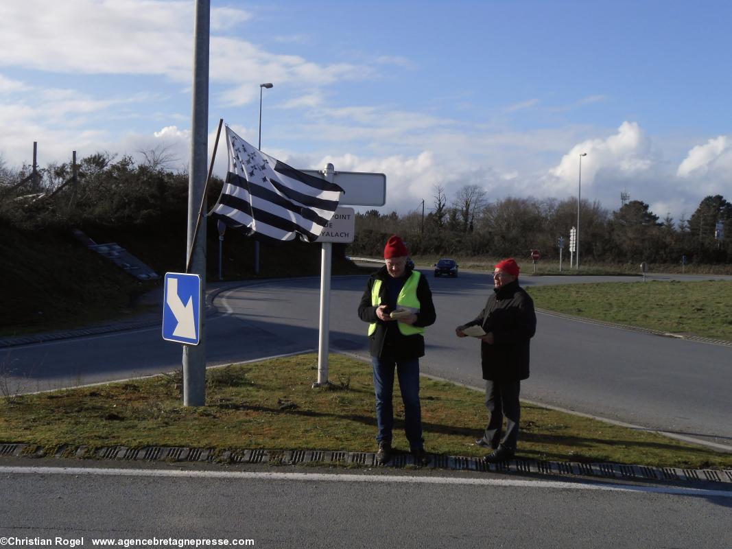 Deux bonnets rouges de Quimper postés sur un carrefour pour distribuer des tracts