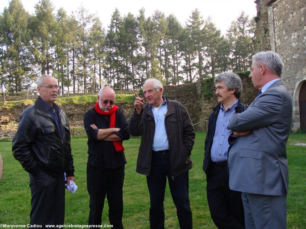 Au château de La Groulais à Blain, après la réunion de travail du Comité Anne de Bretagne 2014 le 12 mars, de g. à dr. Jacky Flippot, Olivier Moreau, Jakez l'Héritier, Rémi Valais et Jean-Michel Buf, tête de liste <i>Blain Autrement</i>.