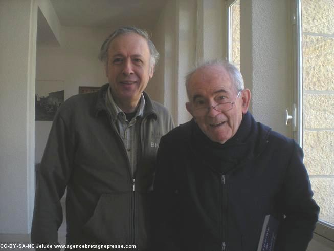 Jean-Luc Deuffic et le Père Marc Simon, ancien bibliothécaire de l'abbaye de Landévennec (Finistère) dont les collections renferment quantité de livres liturgiques.