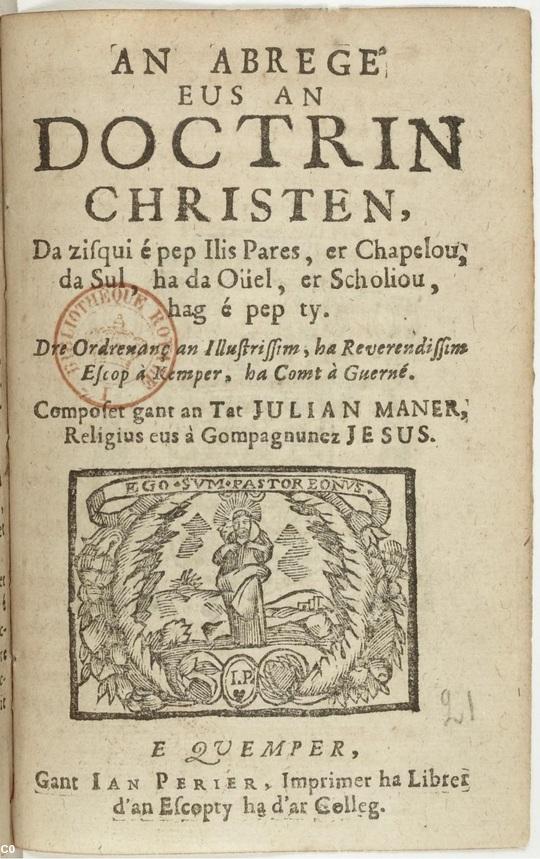 Exemple de livre de dévotion en langue bretonne imprimé à Quimper au début XVIIIe siècle : <i>An Abrege eus an doctrin christen, Da Zisqui é pep Ilis Pares, er Chapelou, da Sul, ha da Oüel, er Scholiou, hag é pep ty. Dre Ordrenanç an Illustrissim, ha Reverendissim Escop à Kemper, ha Comt à Guerné. Composet gant an Tat Julian Maner, Religius à Gompagnunez Jesus</i> . E Quemper, gant Ian Perier, imprimer ha librer d'an Escopty ha d'at Colleg. 40 p. (cachet de la Bibliothèque royale).