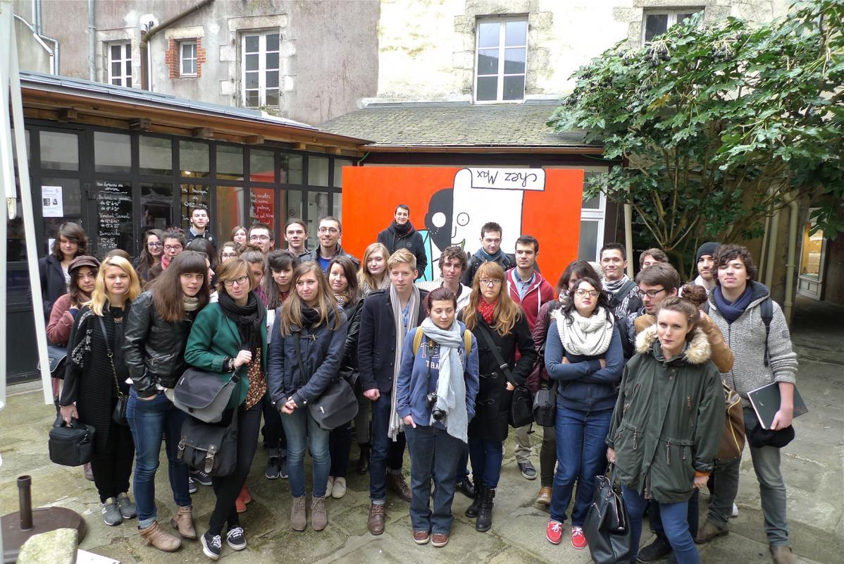 Dans la cour de l'ancienne maison de Max Jacob, à Quimper, des étudiants en pâtisserie et arts graphiques pour un projet commun - mars-avril 14.